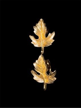 Vintage Nepier Elegant Leaf shaped Drop Clip-On EarringsA gold-toned